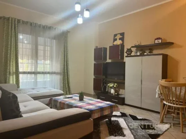 Tirane, jepet me qera 70 m² 550 Euro