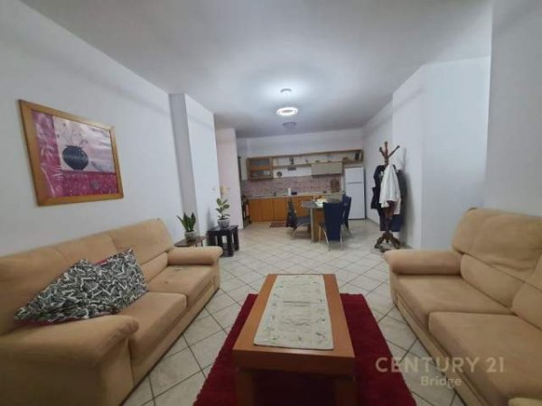 Tirane, jepet me qera apartament 2+1 Kati 11, 110 m² 600 Euro (rruga e kosovareve)