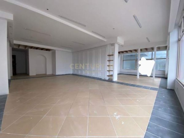 Tirane, jepet me qera ambjent biznesi 105 m² 600