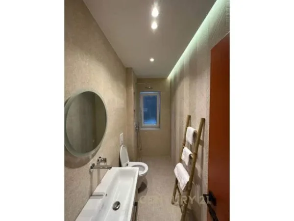 Tirane, jepet me qera apartament 1+1+BLK Kati 1, 60 m² 550 Euro (medreseja)