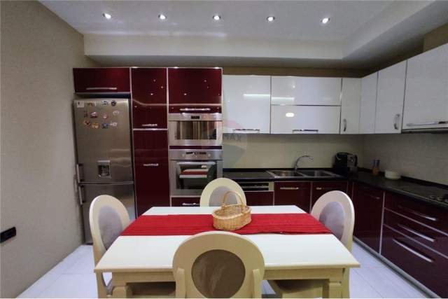 Tirane, jepet me qera apartament 3+1 Kati 5, 100 m² 800 Euro (rruga kavajes)