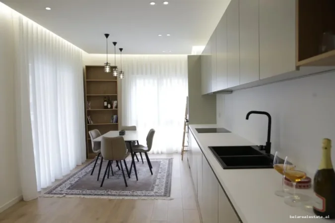 Tirane, jepet me qera apartament 2+1+Ballkon Kati 5, 119 m² 1.100 € (Zogu i Zi)