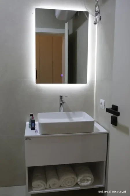Tirane, jepet me qera apartament 2+1+Ballkon Kati 5, 119 m² 1.100 € (Zogu i Zi)