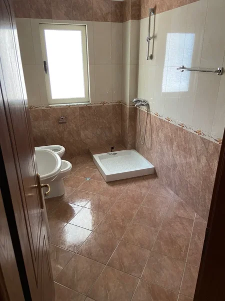Tirane, jepet me qera zyre Kati 2, 250 m² 1.000 € (KODRA E DIELLIT)