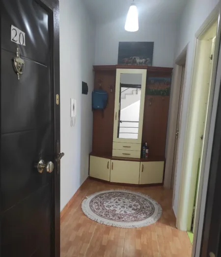 Tirane, jepet me qera apartament 1+1+Ballkon, 450 euro (Yzberisht)