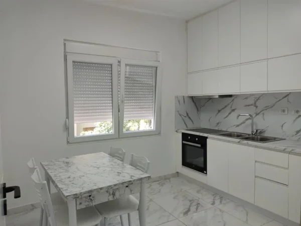 Tirane, jepet me qera apartament 2+1 Kati 2, 70 m² 600 € (Shkolla e Bashkuar)