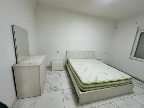 Tirane, jepet me qera apartament 2+1 Kati 2, 70 m² 600 € (Shkolla e Bashkuar)