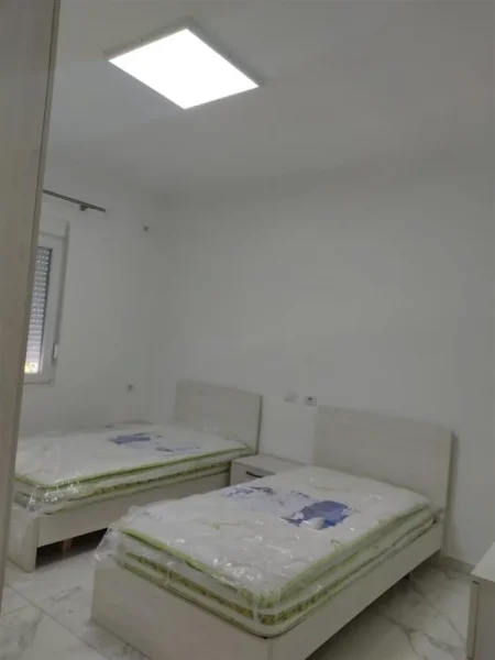 Tirane, jepet me qera apartament 2+1 Kati 2, 70 m² 600 € (Shkolla e Bashkuar)