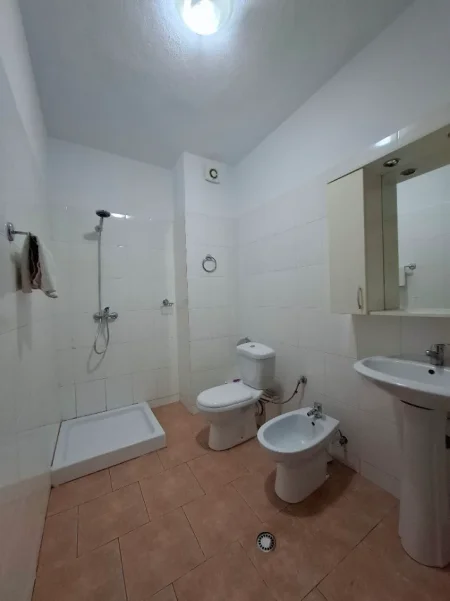 Tirane, jap me qera apartament 1+1+Ballkon Kati 5, 80 m² 400 € (Fresk)