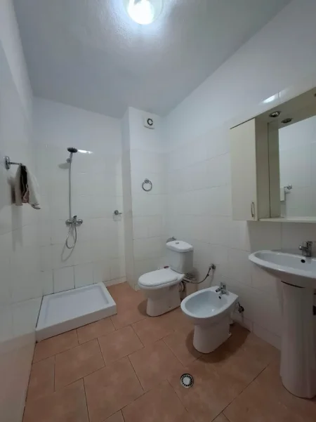 Tirane, jepet me qera apartament 1+1+Ballkon Kati 5, 80 m² 400 € (Fresk)