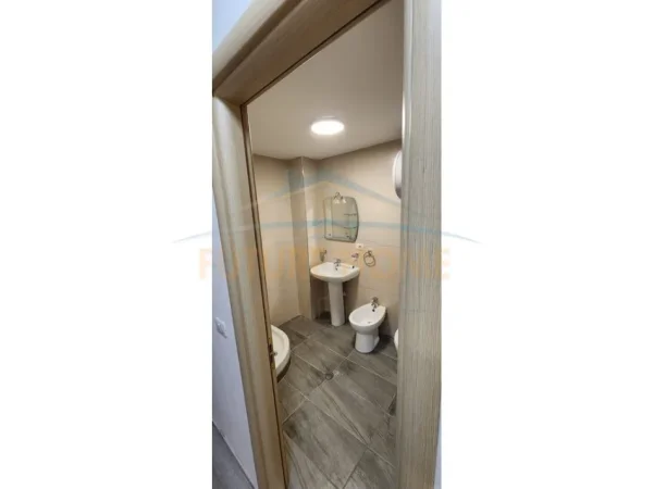 Tirane, jepet me qera apartament 2+1+Ballkon Kati 4, 100 m² 700 € (Kopshti Zoologjik)