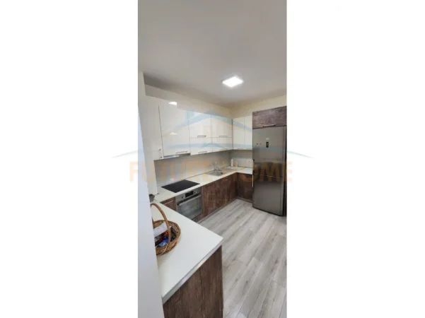 Tirane, jepet me qera apartament 2+1+Ballkon Kati 4, 100 m² 700 € (Kopshti Zoologjik)