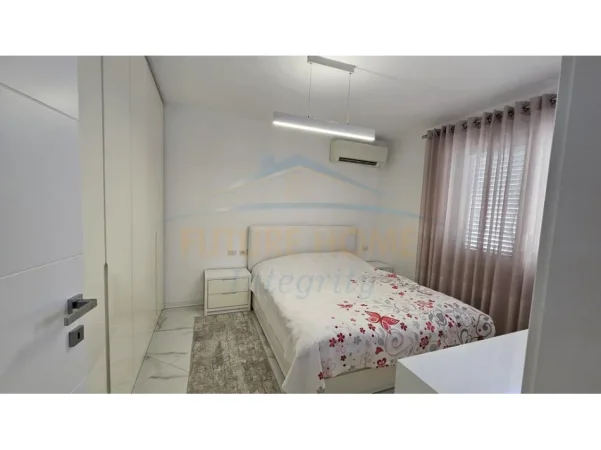 Tirane, jepet me qera apartament 2+1 Kati 4, 60 m² 550 € (rruga ferit xhajko)
