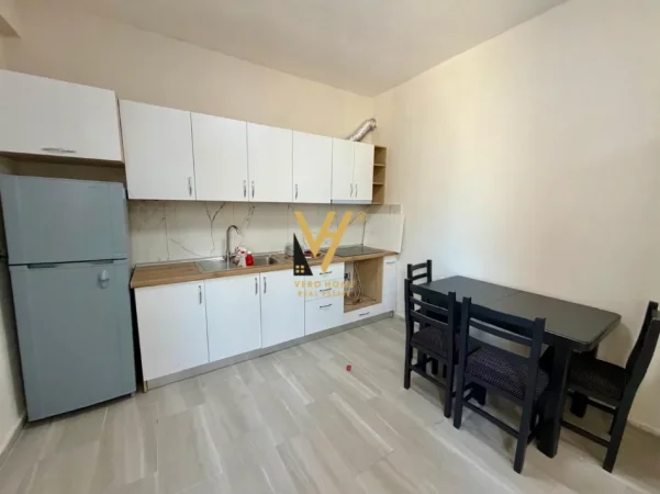 Tirane, jepet me qera apartament 1+1+Ballkon Kati 1, 65 m² 370 € (SHKOZE)