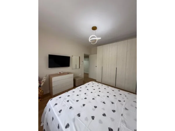 Tirane, jepet me qera apartament 3+1 Kati 5, 80 m² 700 € (Brryli)