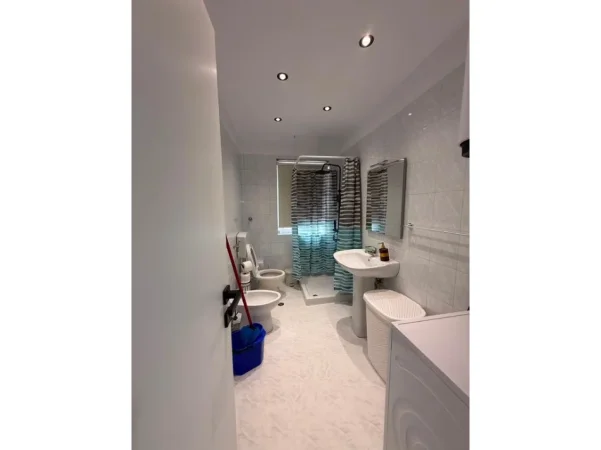 Tirane, jepet me qera apartament 3+1 Kati 5, 80 m² 700 € (Brryli)