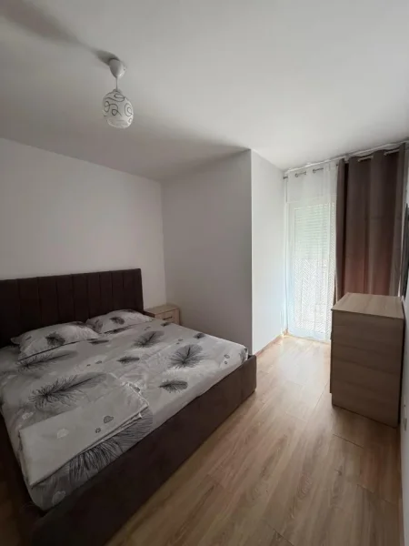 Tirane, jepet me qera apartament 2+1 Kati 2, 85 m² 750 € (Ali Demi)