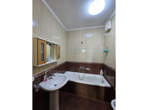 Tirane, jepet me qera apartament 2+1 Kati 3, 105 m² 580 € (Jordan misja)