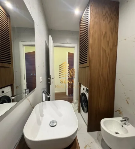 Tirane, jepet me qera apartament 1+1 Kati 4, 50 m² 700 € (Xhamllik)