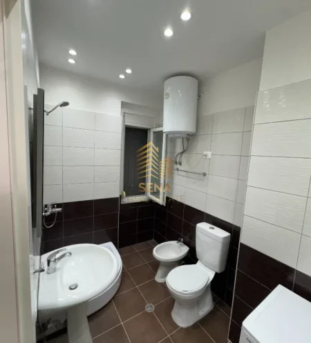 Tirane, jepet me qera apartament 1+1+Ballkon Kati 7, 70 m² 500 € (Astir)