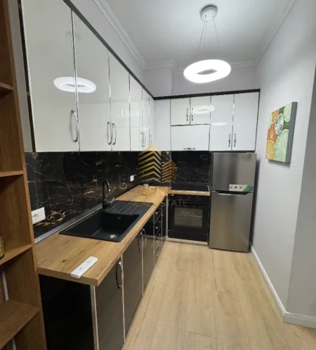 Tirane, jepet me qera apartament 1+1+Ballkon Kati 7, 70 m² 500 € (Astir)