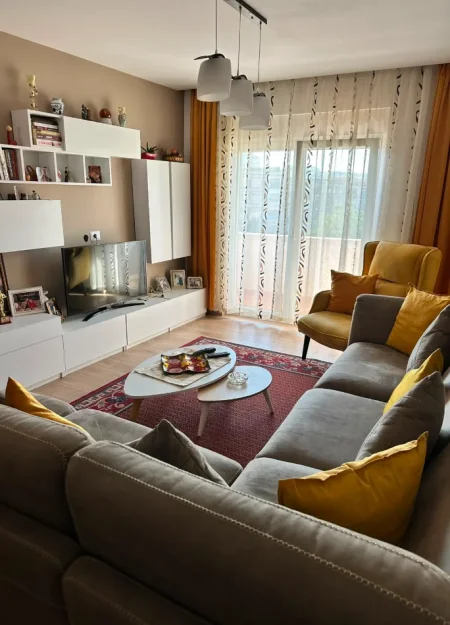 Tirane,Qera për herë parë,Apart mjaft cilësor,mobiluar,tip2+1,kat5 p.ekzistus 5-kat,sip80m²,qera 650€/muaj,në unazë rr.A.Kasemi,Brryli,10mim Q-Tiranës