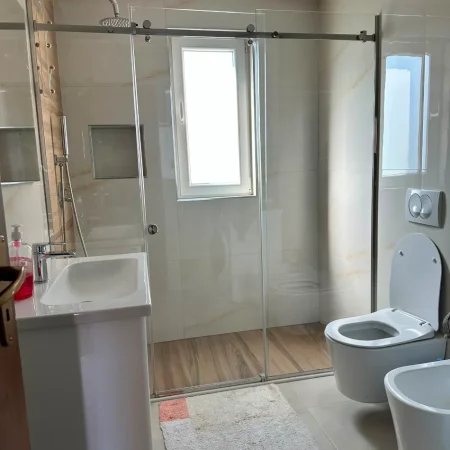 Tirane,Qera për herë parë,Apart mjaft cilësor,mobiluar,tip2+1,kat5 p.ekzistus 5-kat,sip80m²,qera 650€/muaj,në unazë rr.A.Kasemi,Brryli,10mim Q-Tiranës