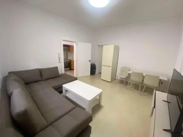 Tirane, jepet me qera apartament 1+1 Kati 1, 45 m² 450 € (Varri i Bamit)