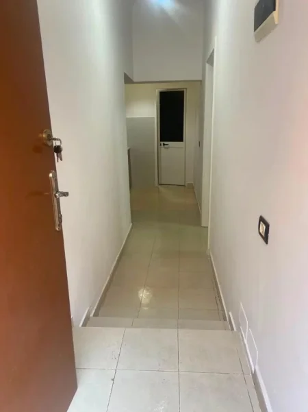 Tirane, jepet me qera apartament 1+1 Kati 1, 45 m² 450 € (Varri i Bamit)