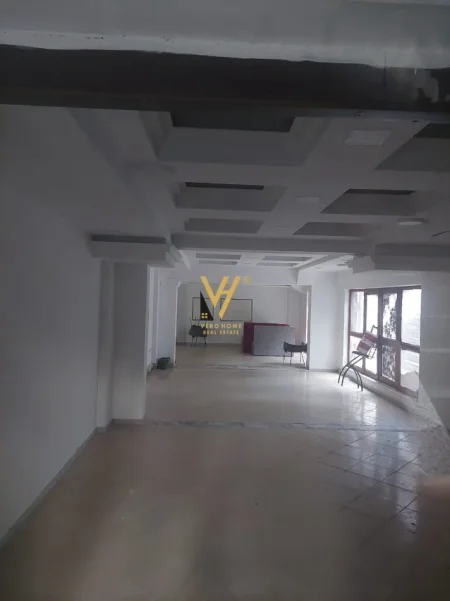 Tirane, jepet me qera ambjent biznesi Kati -1, 240 m² 2.400 € (SELITE)