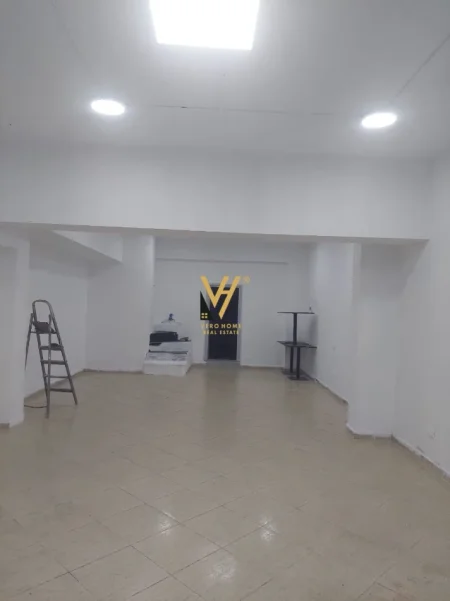 Tirane, jepet me qera ambjent biznesi Kati -1, 240 m² 2.400 € (SELITE)