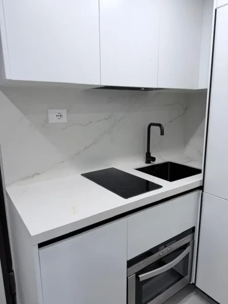 Tirane, jepet me qera apartament garsoniere Kati 1, 23 m² 300 € (Rruga 5 Maji)