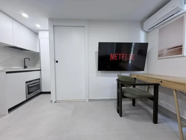 Tirane, jepet me qera apartament garsoniere Kati 1, 23 m² 300 € (Rruga 5 Maji)