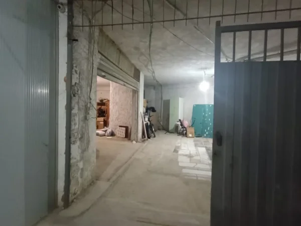 Tirane, shitet garazh | post parkimi Kati 0, 160 m² 98.500 € (Rruga Sotir Caci)