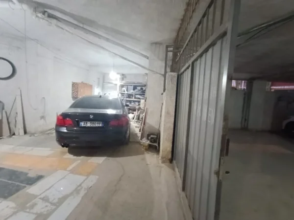 Tirane, shitet garazh | post parkimi Kati 0, 160 m² 98.500 € (Rruga Sotir Caci)