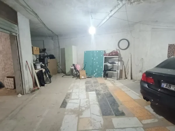 Tirane, shitet garazh | post parkimi Kati 0, 160 m² 98.500 € (Rruga Sotir Caci)