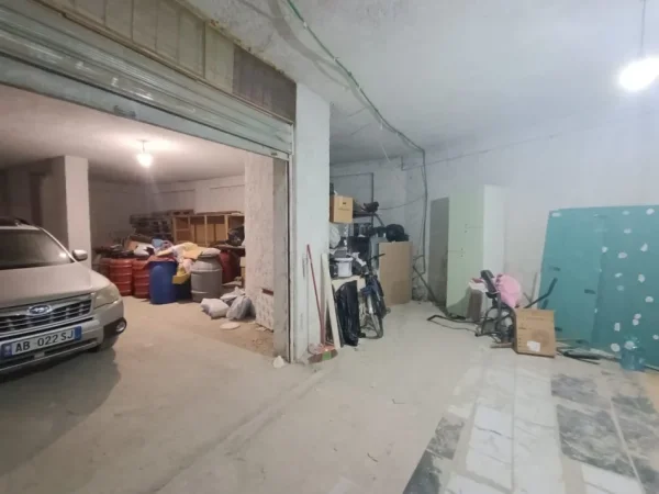 Tirane, shitet garazh | post parkimi Kati 0, 160 m² 98.500 € (Rruga Sotir Caci)