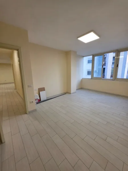 Me Qira: Zyrë 140 m² me 4 Ambiente Pune 2 WC🚾 4 Kondicioner - Kati 3📍 Pazari Ri (Rr.Tefta Tashko - SPAR 🏪) 1250€/Muaj ose 120,000Leke/Muaj