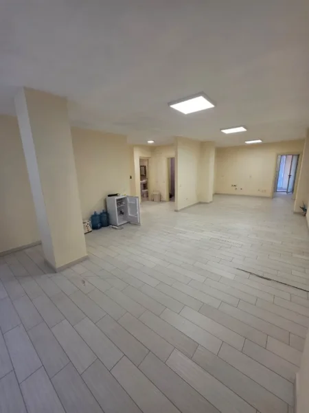 Me Qira: Zyrë 140 m² me 4 Ambiente Pune 2 WC🚾 4 Kondicioner - Kati 3📍 Pazari Ri (Rr.Tefta Tashko - SPAR 🏪) 1250€/Muaj ose 120,000Leke/Muaj