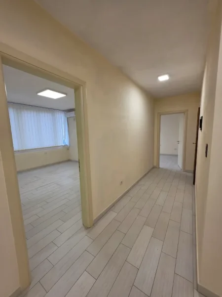 Me Qira: Zyrë 140 m² me 4 Ambiente Pune 2 WC🚾 4 Kondicioner - Kati 3📍 Pazari Ri (Rr.Tefta Tashko - SPAR 🏪) 1250€/Muaj ose 120,000Leke/Muaj