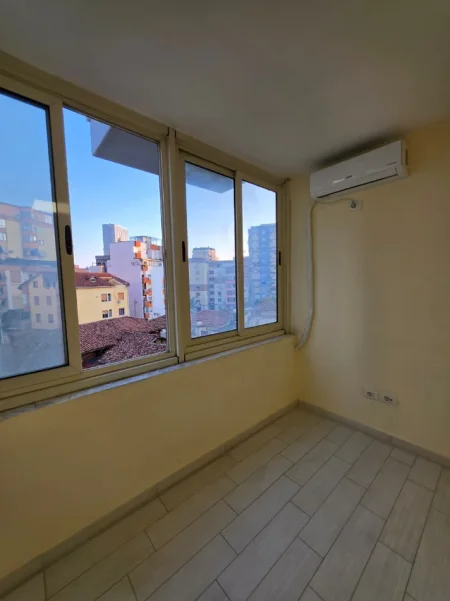 Me Qira: Zyrë 140 m² me 4 Ambiente Pune 2 WC🚾 4 Kondicioner - Kati 3📍 Pazari Ri (Rr.Tefta Tashko - SPAR 🏪) 1250€/Muaj ose 120,000Leke/Muaj