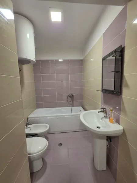 Me Qira: Zyrë 140 m² me 4 Ambiente Pune 2 WC🚾 4 Kondicioner - Kati 3📍 Pazari Ri (Rr.Tefta Tashko - SPAR 🏪) 1250€/Muaj ose 120,000Leke/Muaj