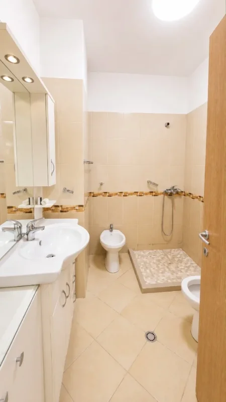 Tirane, jepet me qera apartament 2+1+Aneks+Ballkon Kati 3, 110 m² 750 € (ISH TREGU ELEKTRIK)