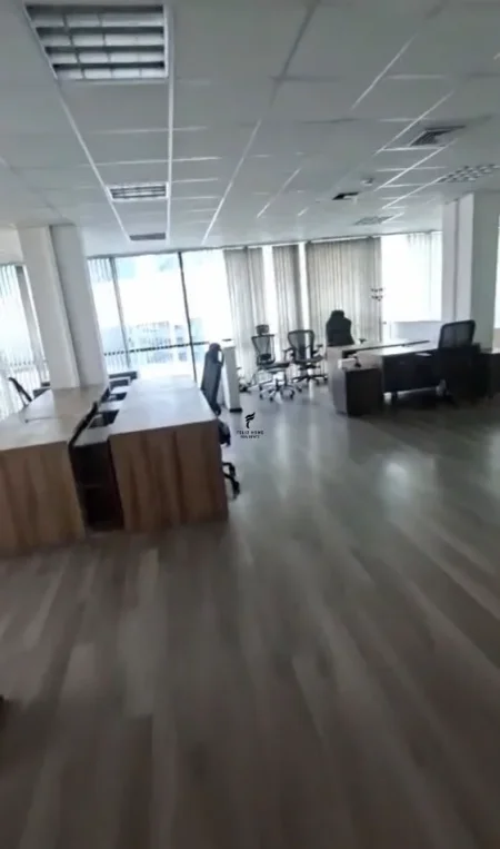 Tirane, jepet me qera zyre Kati 7, 330 m² 5.940 € (QENDER)