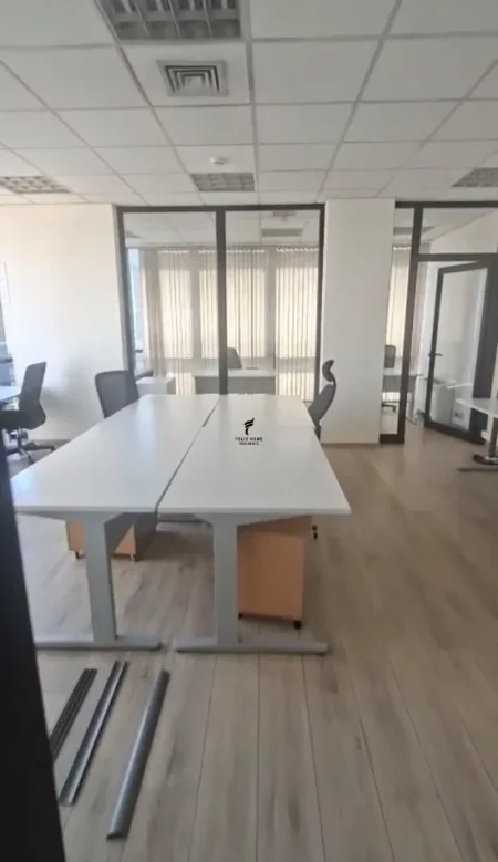 Tirane, jepet me qera zyre Kati 8, 275 m² 4.950 € (QENDER)