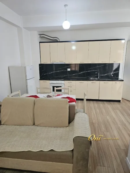 Tirane, jepet me qera apartament 2+1 Kati 2, 100 m² 500 € (ALI DEMI)