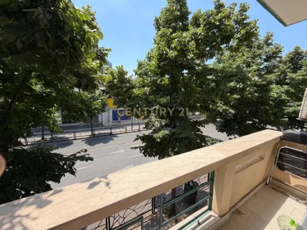 Tirane, jepet me qera apartament 2+1 Kati 1, 65 m² 800 € (Rruga e Durrësit)