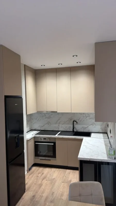Tirane, jepet me qera apartament 2+1 Kati 3, 95 m² 800 € (Xhamlliku)