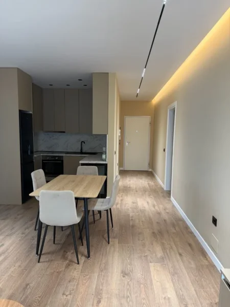 Tirane, jepet me qera apartament 2+1 Kati 3, 95 m² 800 € (Xhamlliku)