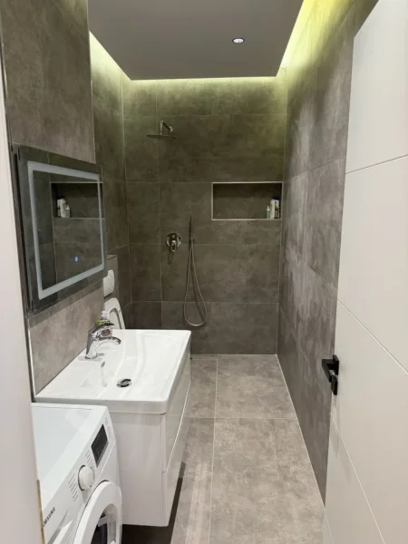 Tirane, jepet me qera apartament 2+1 Kati 3, 95 m² 800 € (Xhamlliku)